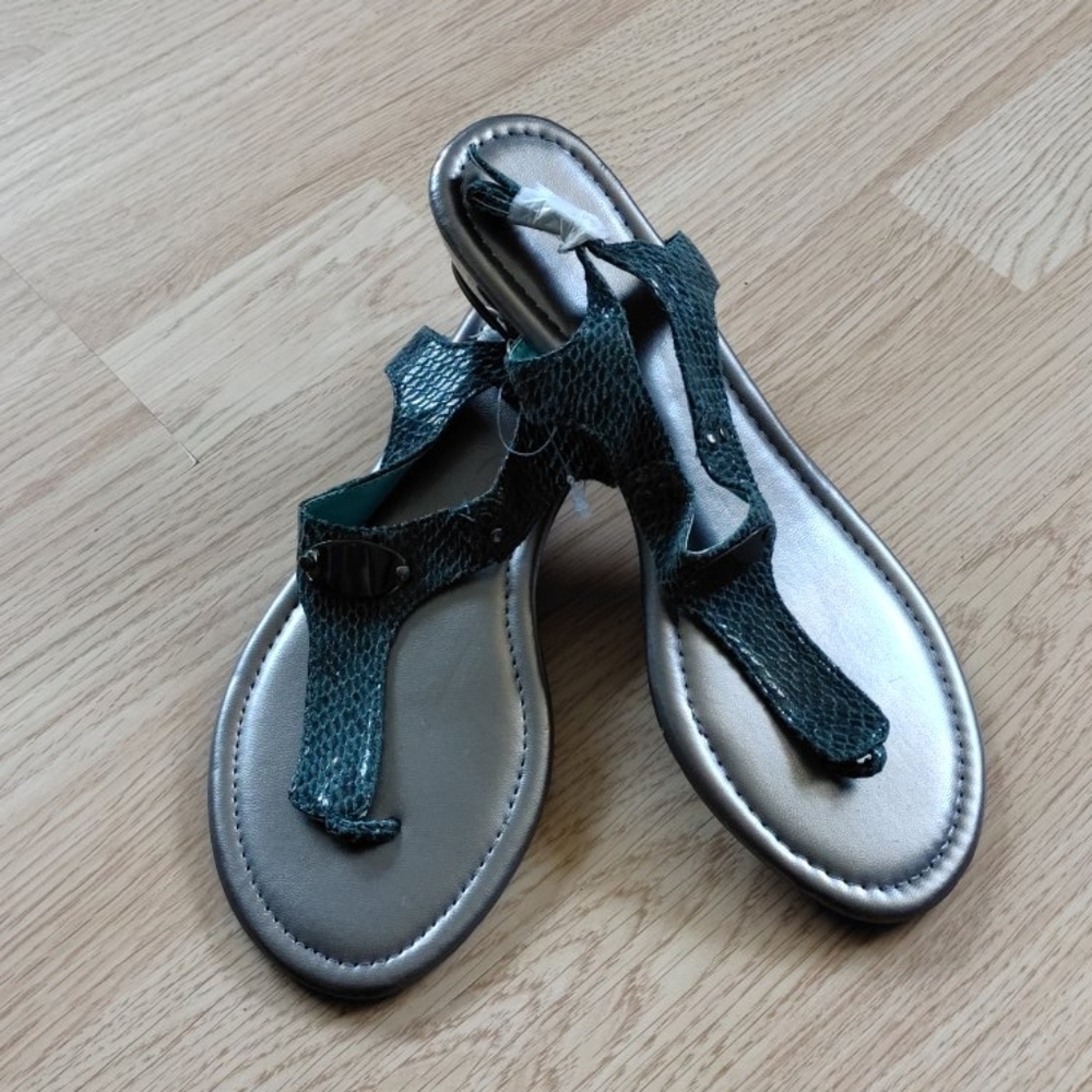 Green Snakeskin Wedge Sandals 9 Metallic T Strap Summer Comfort Sleek